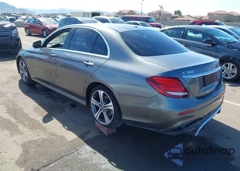 2018 Mercedes-Benz E 300 z USA, uszkodzony, nr VIN WDDZF4JB4JA460499